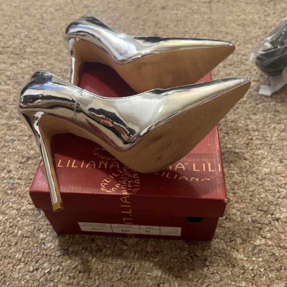 Silver pumps - Picture 2 of 3